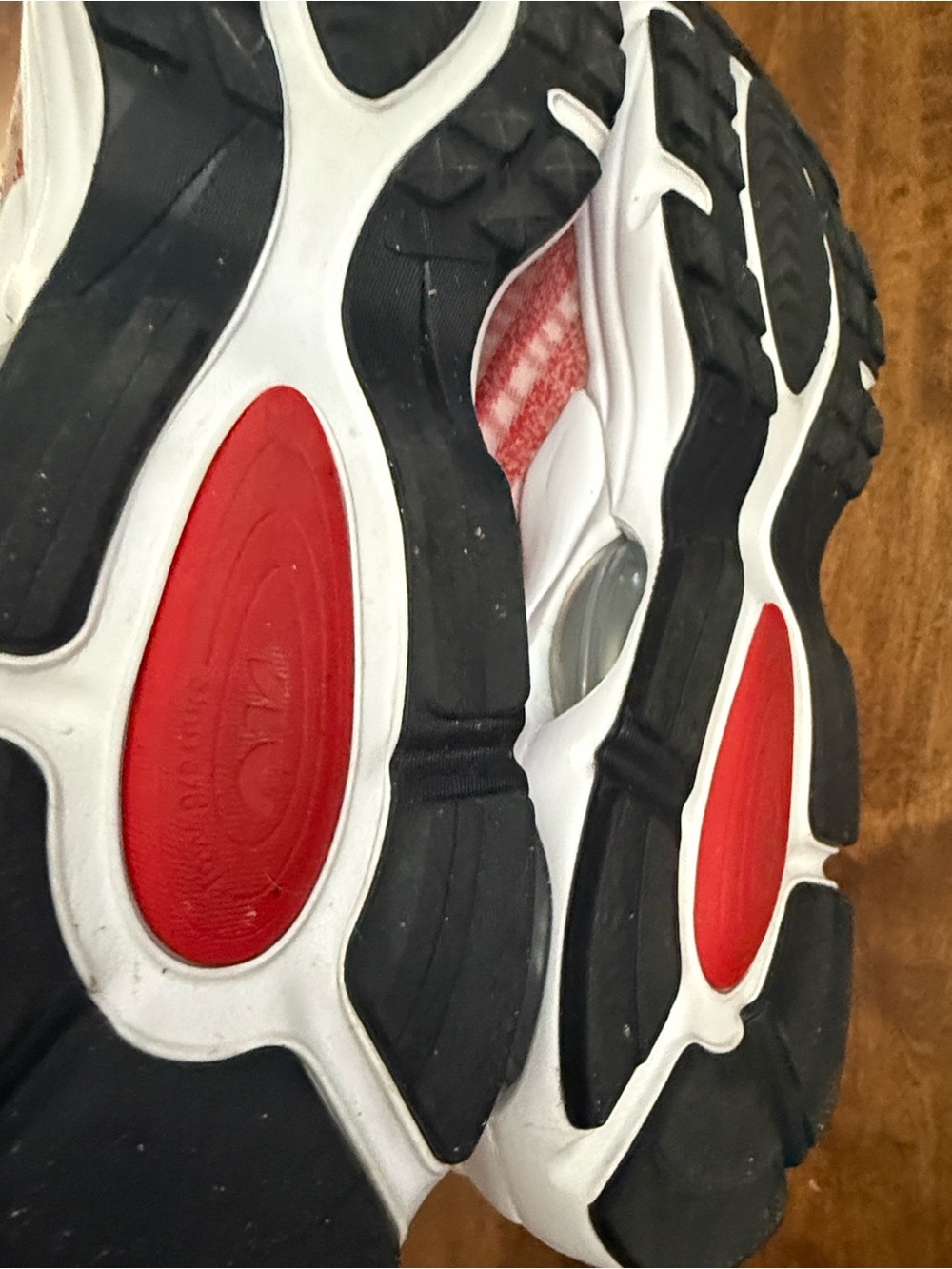 Nike Men’s White and Red Wave-Pattern Sneakers - Picture 12 of 15